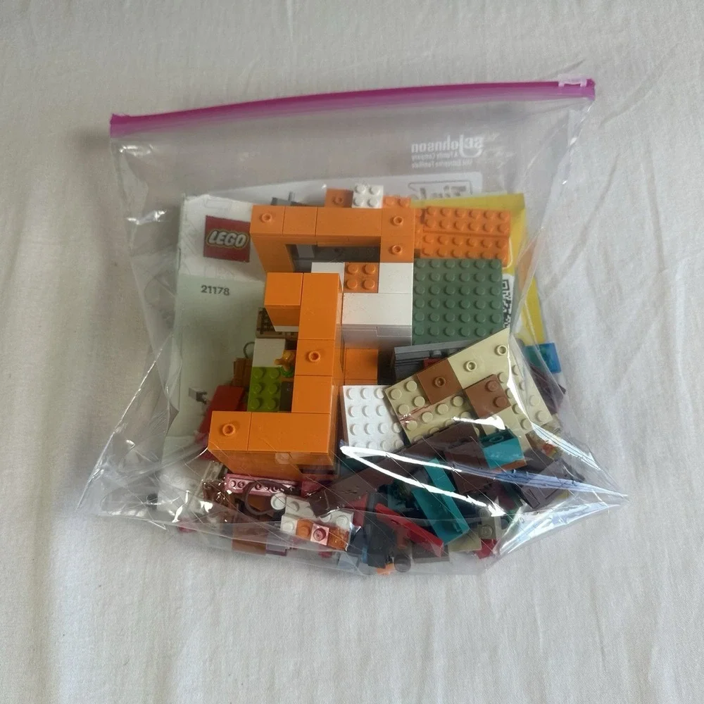 LEGO 21178 Minecraft-Fox‎ Lodge- Incomplete instructions torn- Mixed Legos Too